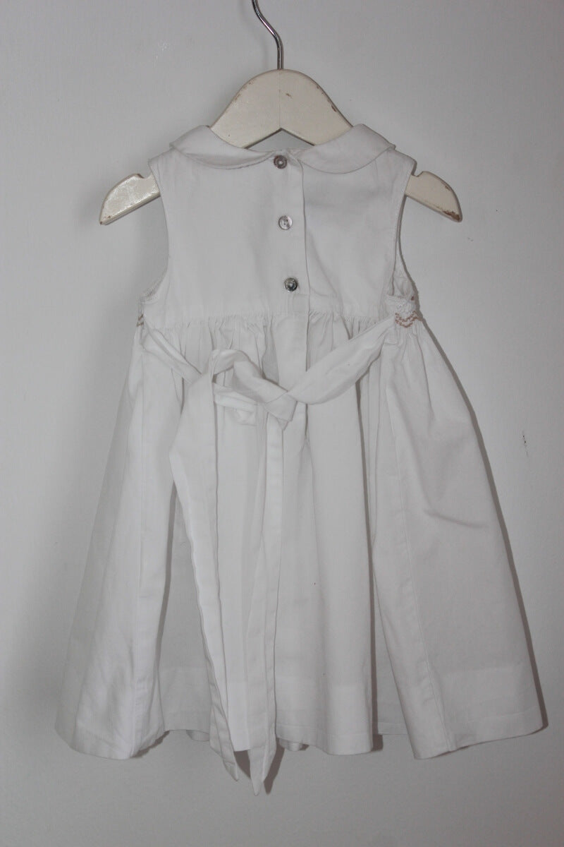 tweedehands katoenen mouwloze wit met beige gesmockte zomerse jurk in maat 68 van cyrillus