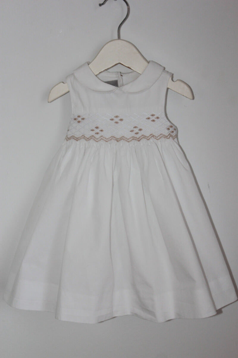 tweedehands katoenen mouwloze wit met beige gesmockte zomerse jurk in maat 68 van cyrillus