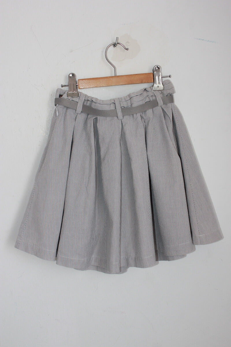 tweedehands zomers grijs met wit gestreept rokje in maat 128 van cyrillus