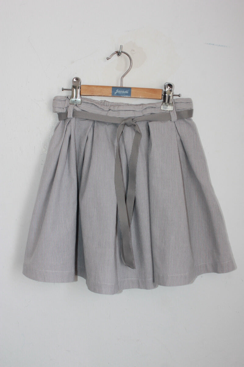tweedehands zomers grijs met wit gestreept rokje in maat 128 van cyrillus