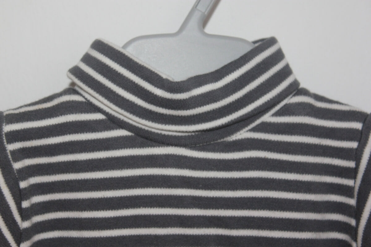 tweedehands unisex katoenen grijs wit gestreepte romper  met lange mouwen en col in maat 50 van do l´enfant