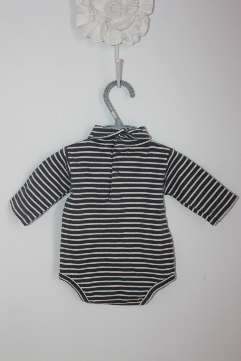 tweedehands unisex katoenen grijs wit gestreepte romper  met lange mouwen en col in maat 50 van do l´enfant