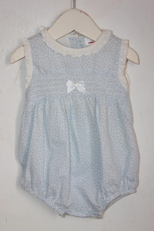 tweedehands katoenen mouwloze lichtblauw met wit gebloemde korte zomerse jumpsuit in maat 62 van doña carmen