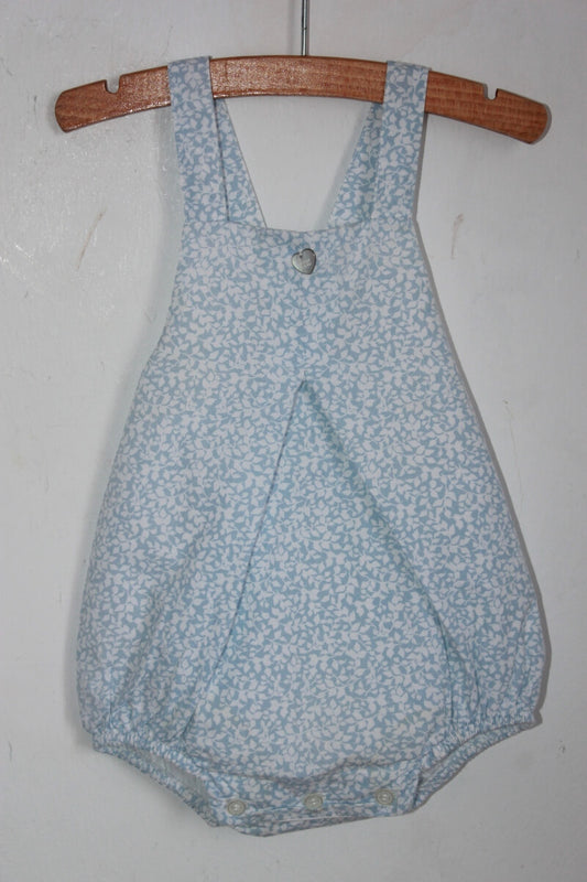 tweedehands katoenen zomerse lichtblauw met wit korte gebloemde playsuit in maat 68 voor een baby meisje van doña carmen