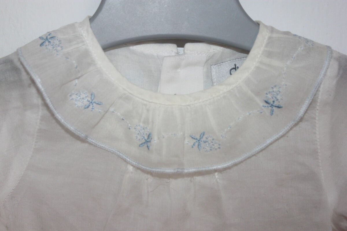 tweedehands katoenen witte blouse met blauwe details, lange mouwen en een volantkraagje in maat 50 van dulces