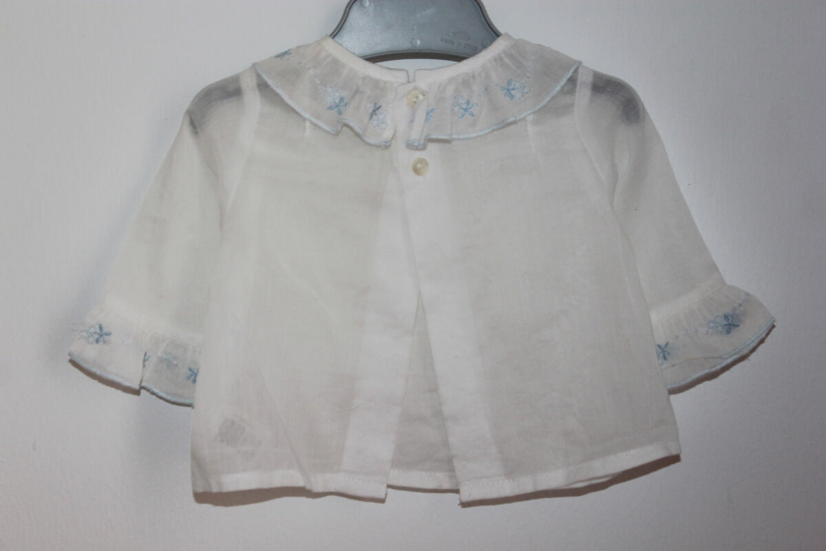 tweedehands katoenen witte blouse met blauwe details, lange mouwen en een volantkraagje in maat 50 van dulces