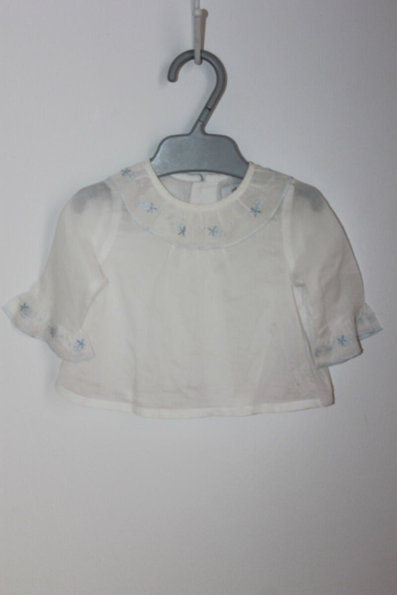 tweedehands katoenen witte blouse met blauwe details, lange mouwen en een volantkraagje in maat 50 van dulces