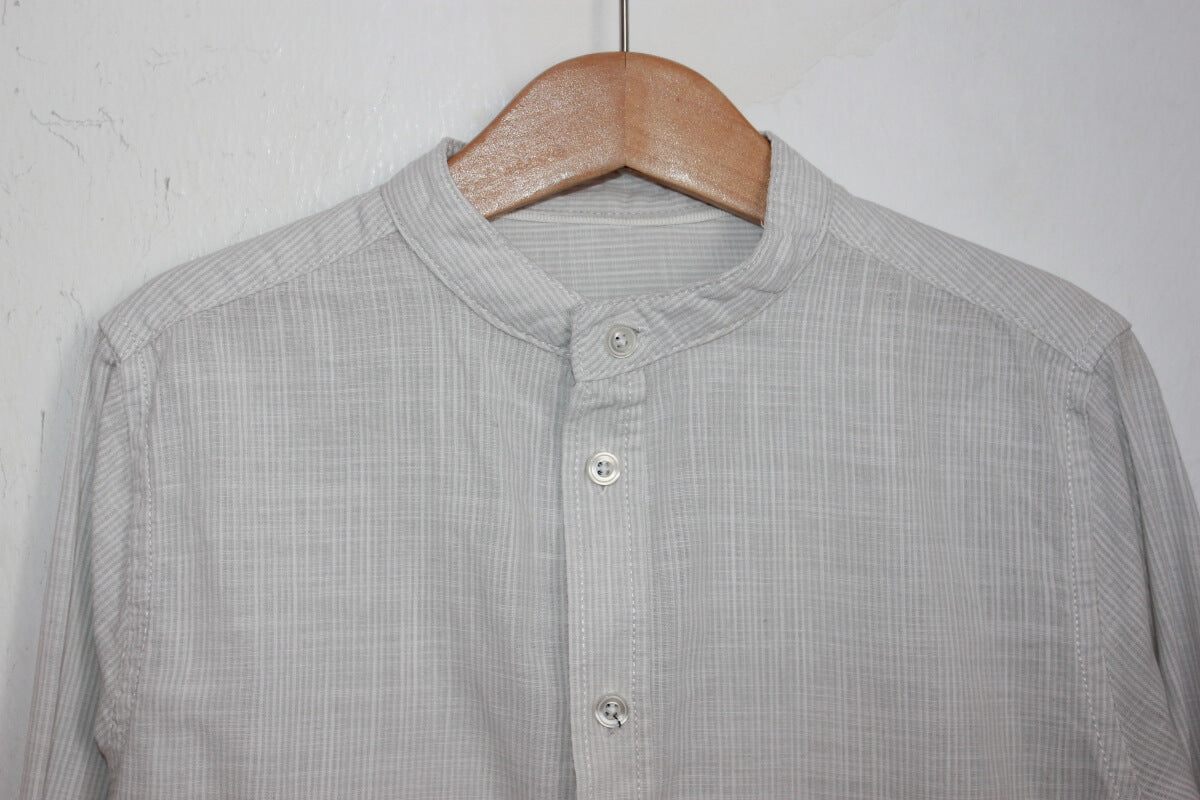 tweedehands zomers katoenen lichtgrijs en wit gestreept overhemd met lange mouwen van dunnes stores in maat 128 voor een jongen