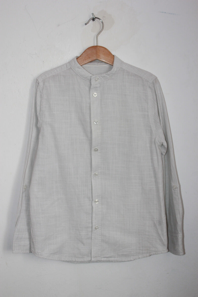 tweedehands zomers katoenen lichtgrijs en wit gestreept overhemd met lange mouwen van dunnes stores in maat 128 voor een jongen