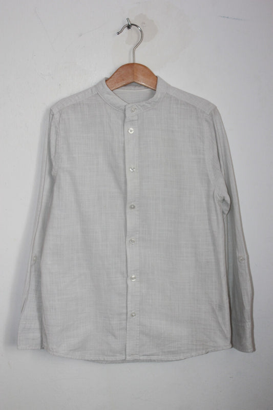 tweedehands zomers katoenen lichtgrijs en wit gestreept overhemd met lange mouwen van dunnes stores in maat 128 voor een jongen