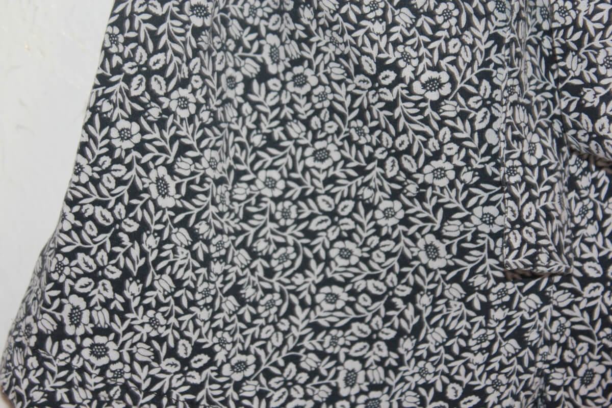 tweedehands zomerse zwart met wit gebloemde korte broek in maat 104 voor een meisje van eden et victor