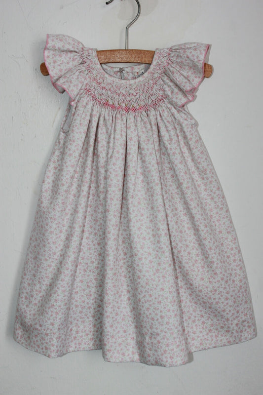 tweedehands gebloemde en gesmokte jurk  in wit en roze met korte volantmouwen in maat 86