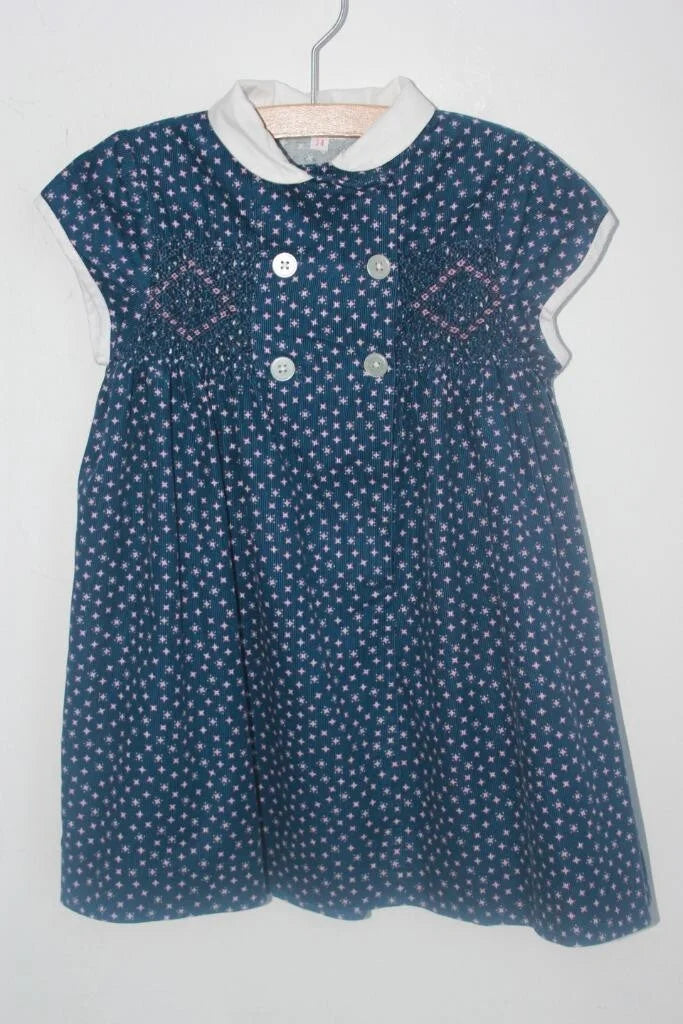 tweedehands katoenen donkerblauwe jurk met wit kraagje, roze sterretjes en korte mouwen in maat 98 van gocco