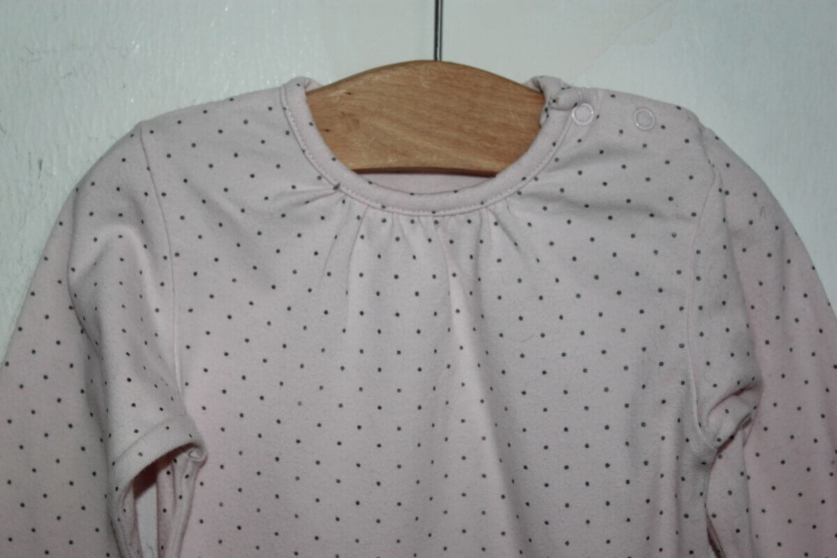 tweedehands roze romper met kleine bruine stippen en lange mouwen in maat 80 van grain de ble