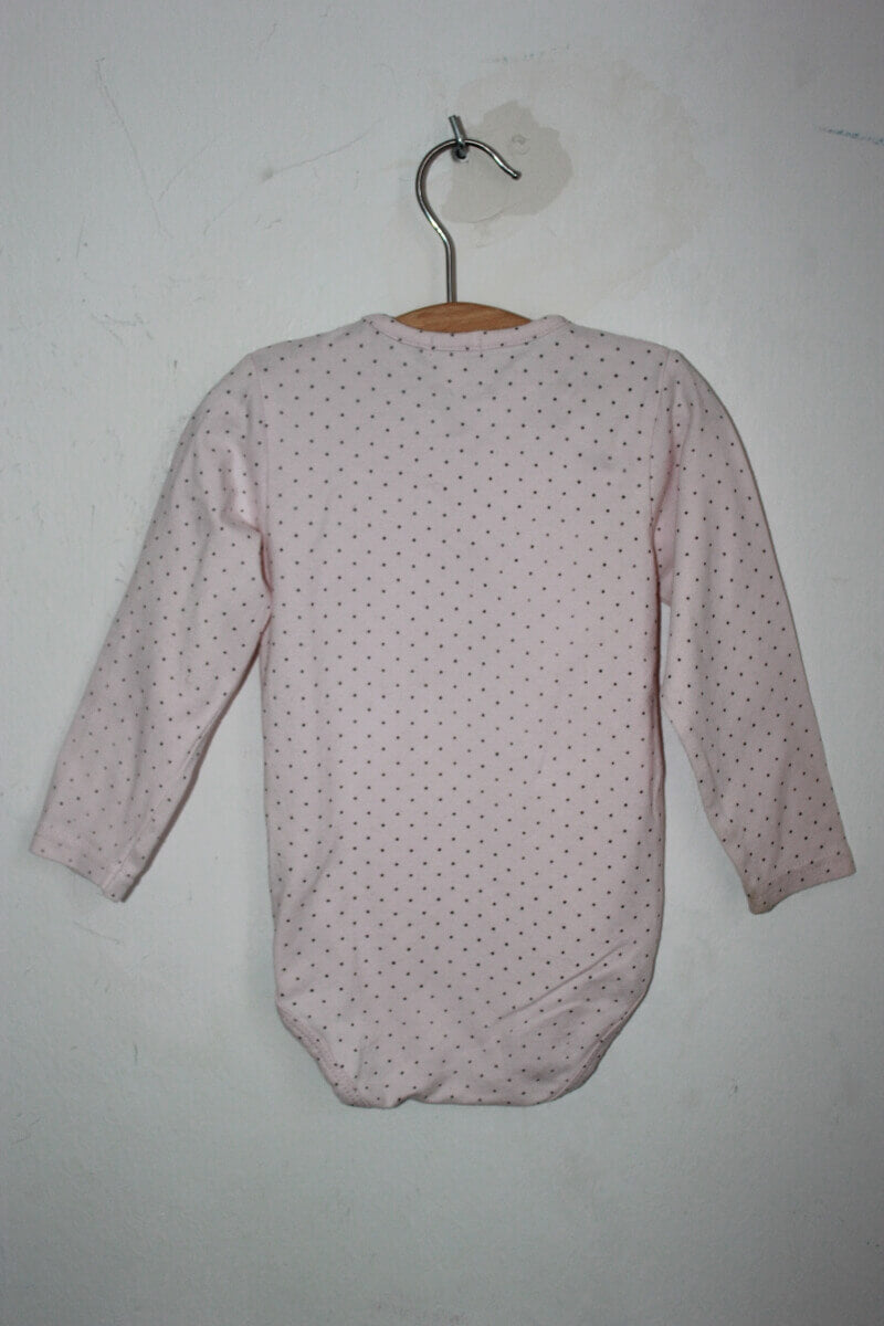 tweedehands roze romper met kleine bruine stippen en lange mouwen in maat 80 van grain de ble