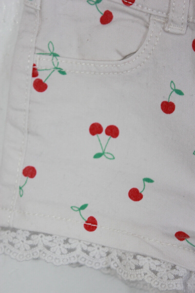 tweedehands zomerse ecru korte broek met rode kersen in maat 104 van H&M