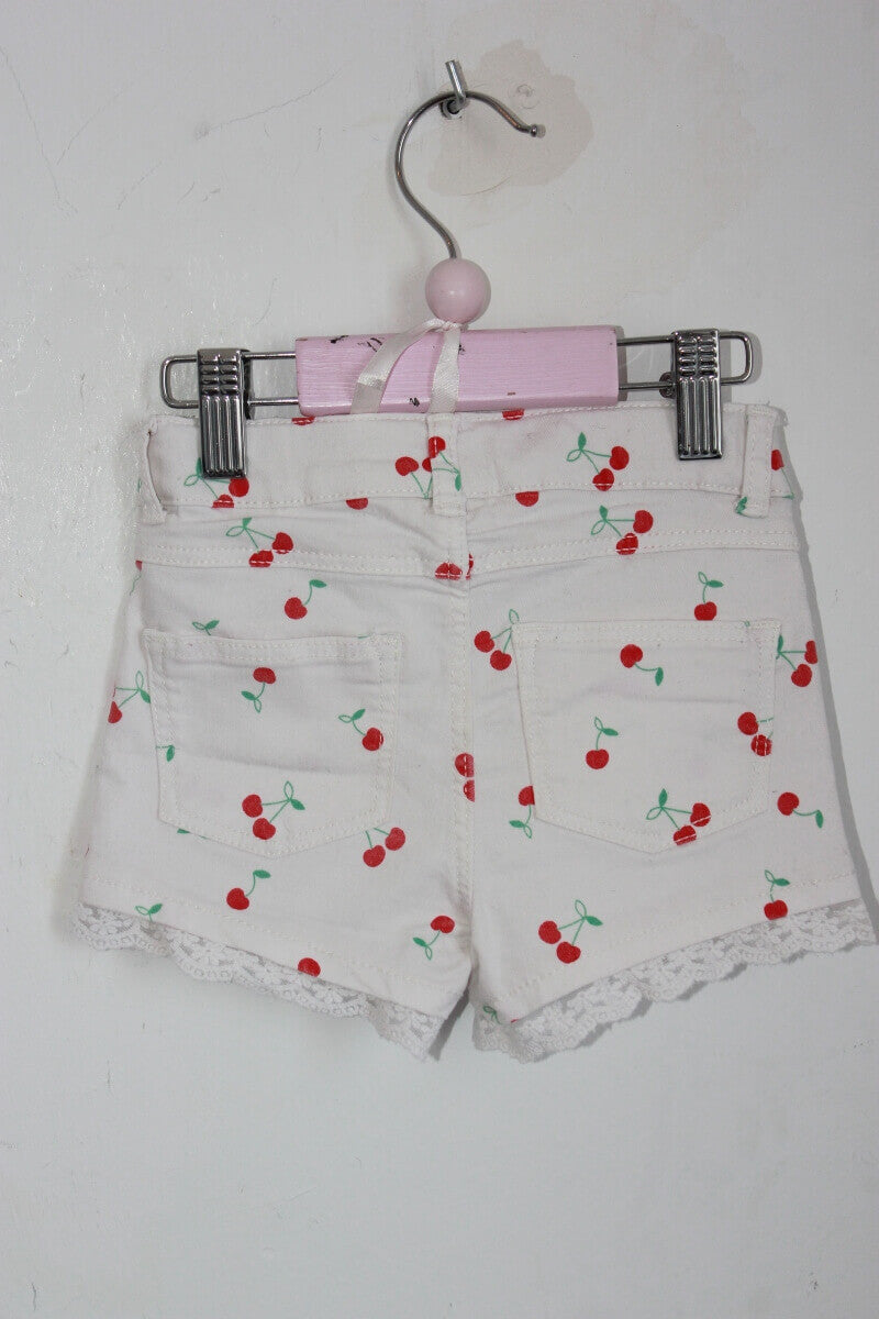 tweedehands zomerse ecru korte broek met rode kersen in maat 104 van H&M