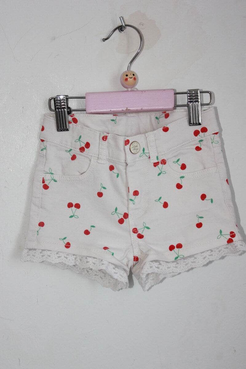 tweedehands zomerse ecru korte broek met rode kersen in maat 104 van H&M