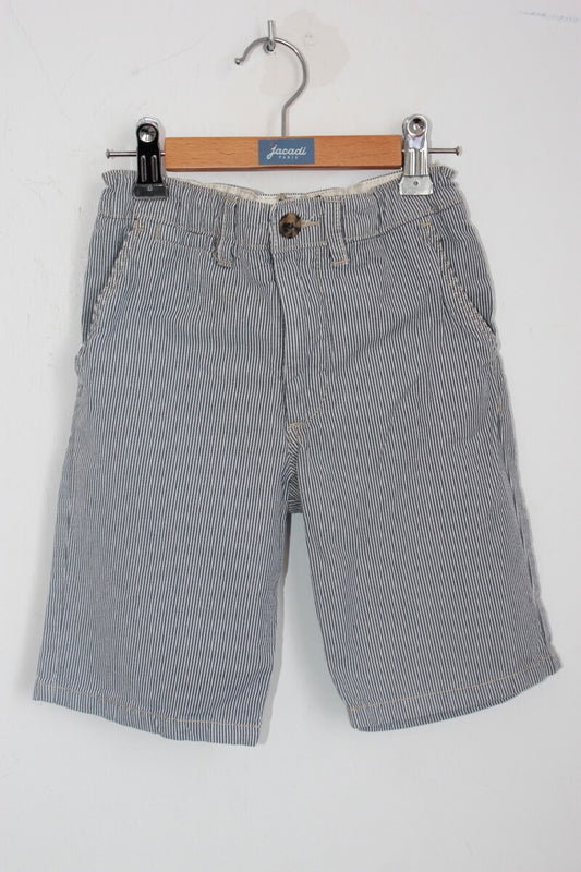 tweedehands katoenen donkerblauw en wit gestreepte korte broek van hennes en maurits in maat 122 voor een jongen