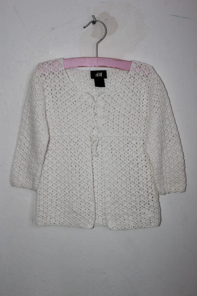 tweedehands zomers katoenen wit ajour vest  in maat 110 voor een meisje van H&M