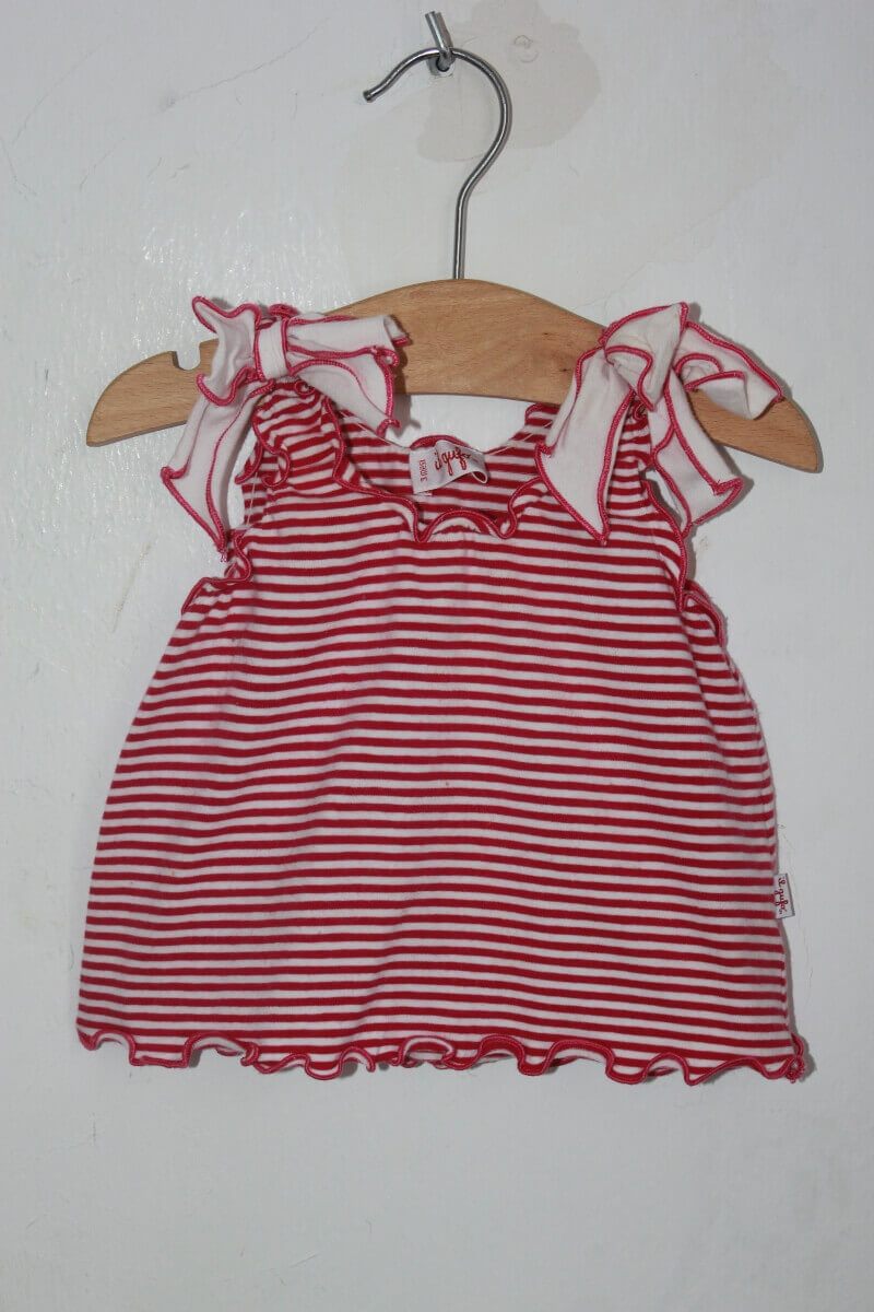 Tweedehands zomerse roze met wit gestreepte mouwloze top in maat 62 voor een baby meisje van il gufo