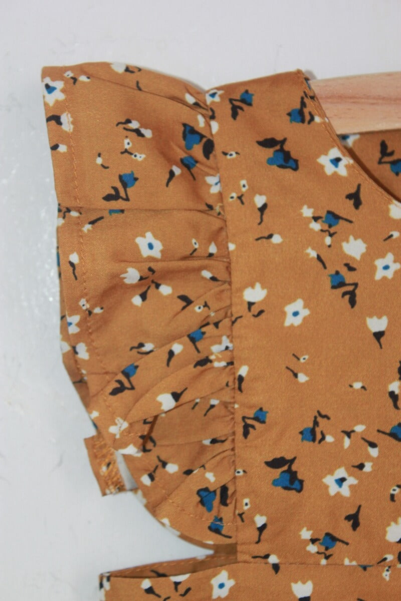 tweedehands katoenen korte liberty jumpsuit met volants in mosterdgeel, ecru en blauw  in maat 68 voor een baby meisje