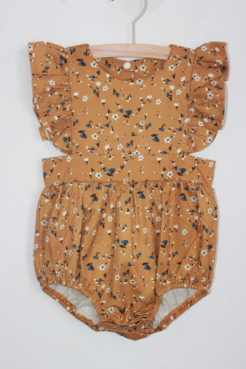 tweedehands katoenen korte liberty jumpsuit met volants in mosterdgeel, ecru en blauw  in maat 68 voor een baby meisje