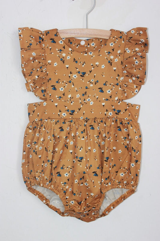 tweedehands katoenen korte liberty jumpsuit met volants in mosterdgeel, ecru en blauw  in maat 68 voor een baby meisje