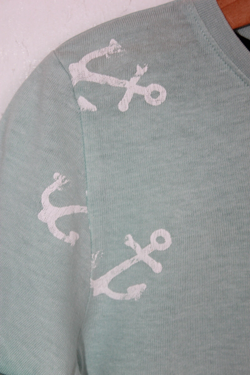 tweedehands katoenen lichtgroen t-shirt met witte ankers en korte mouwen in maat 128 van kiabi