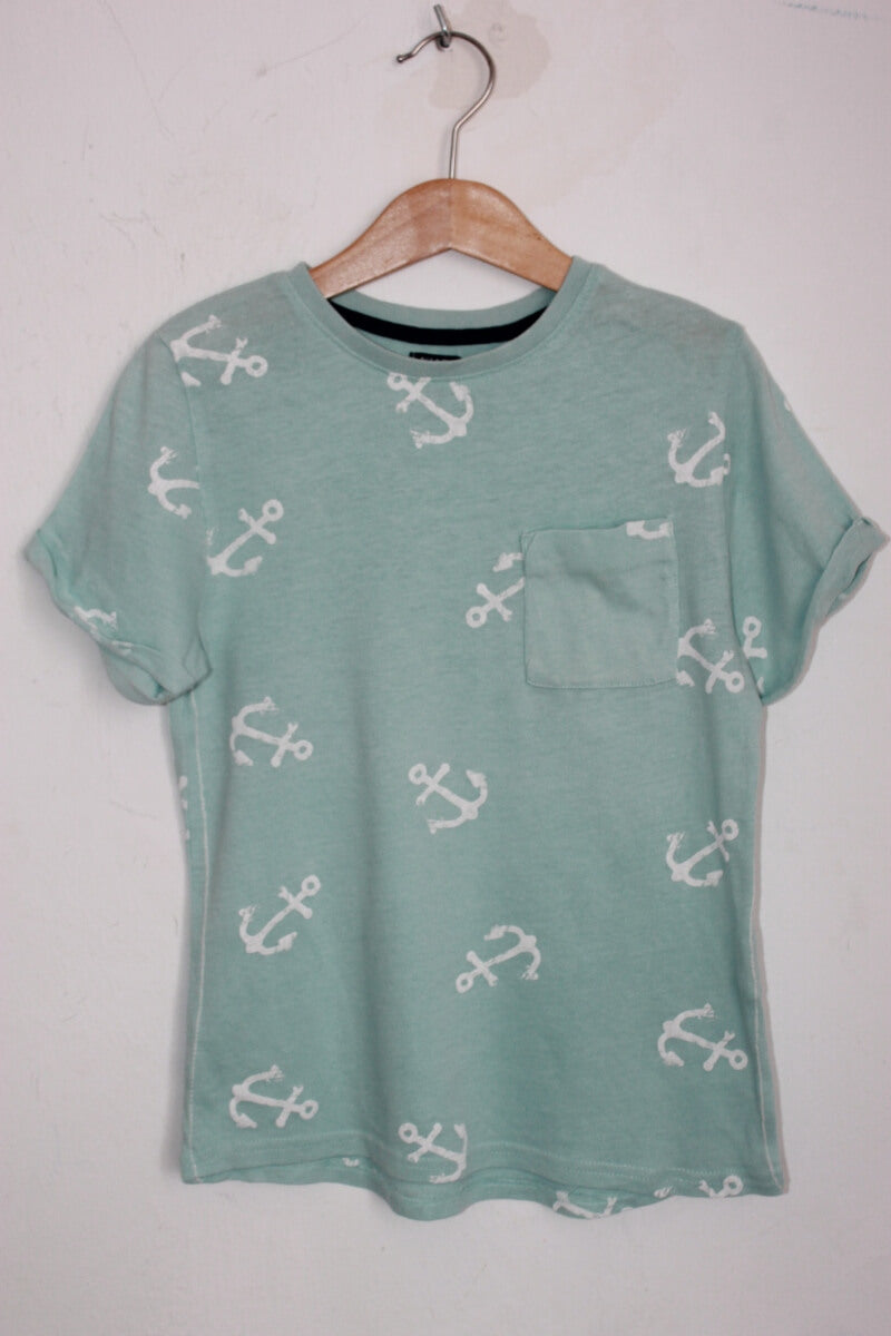 tweedehands katoenen lichtgroen t-shirt met witte ankers en korte mouwen in maat 128 van kiabi