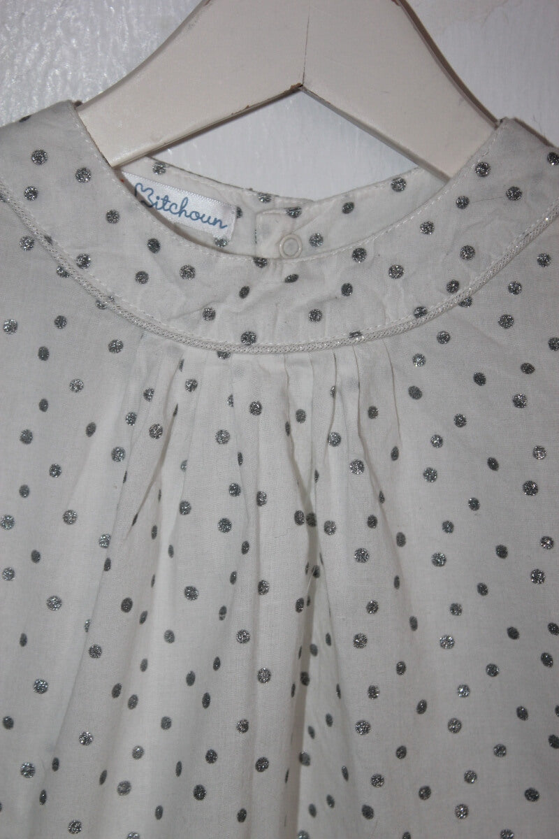 tweedehands witte blouse met zilveren stipjes en lange mouwen in maat 74 van kitchoun