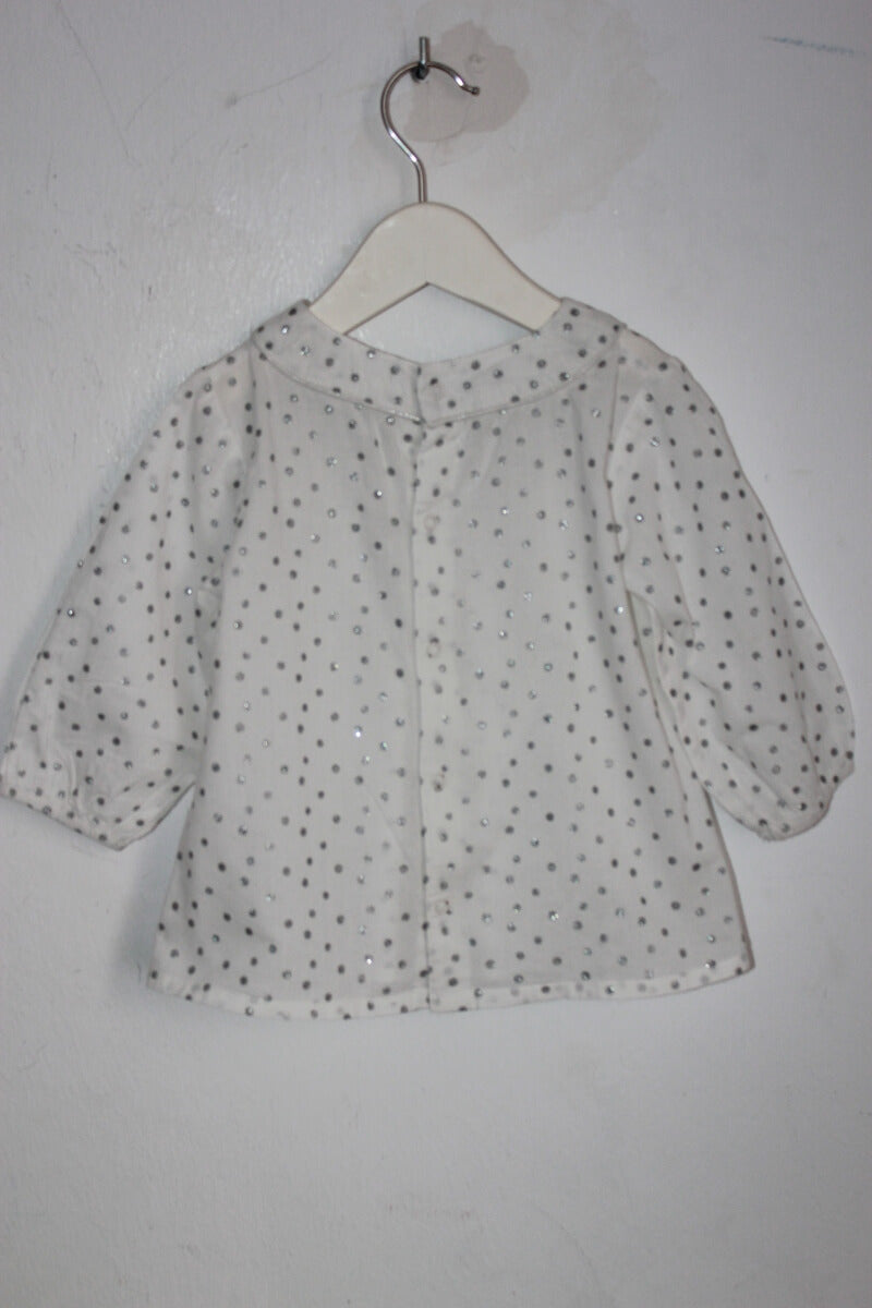 tweedehands witte blouse met zilveren stipjes en lange mouwen in maat 74 van kitchoun
