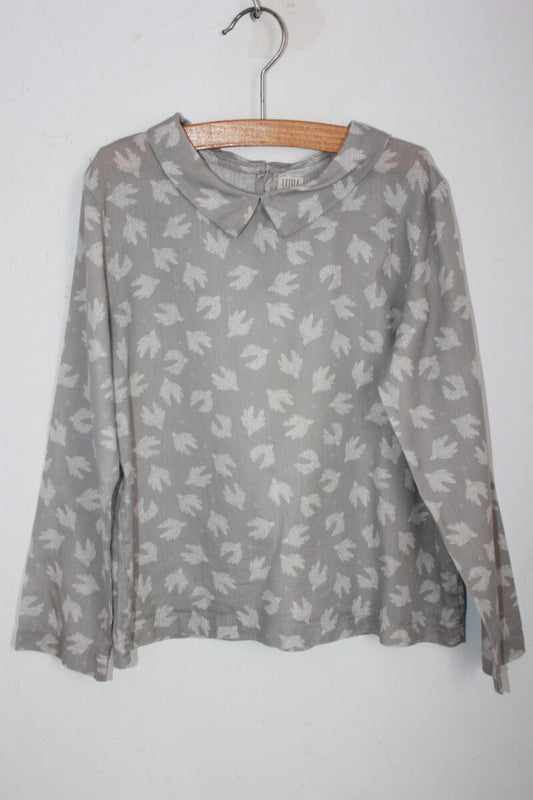 tweedehands grijs en witte katoenen blouse met vogels en lange mouwen in maat 116 voor een meisje van little celebs