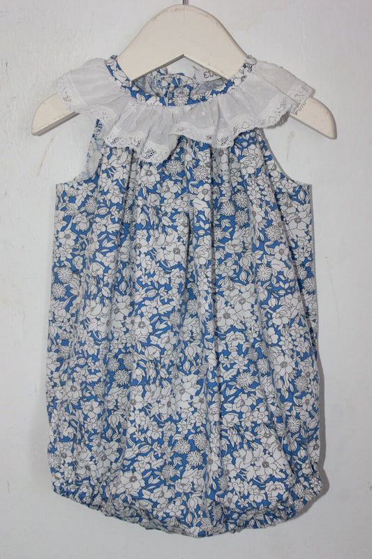 tweedehands katoenen zomerse korte liberty jumpsuit  en blauw en wit, maat 68  voor een baby meisje van Lola palacios