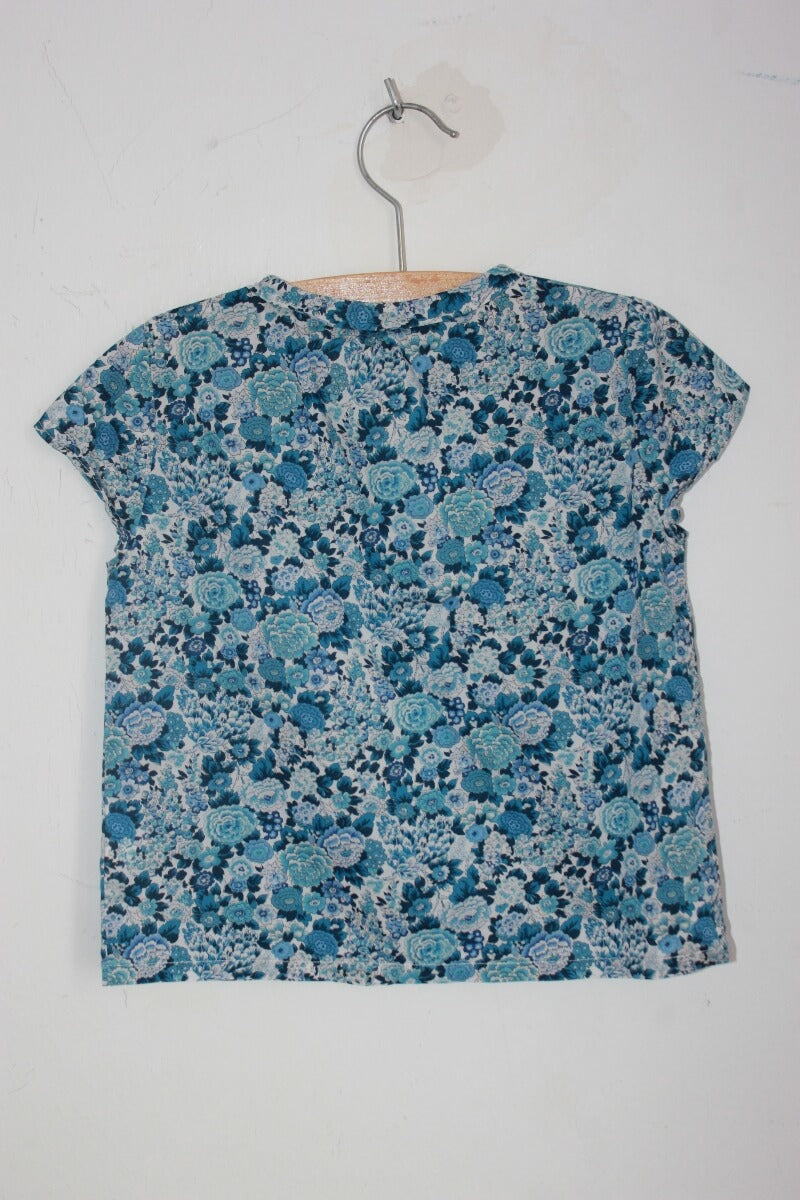 tweedehands katoenen blauwe liberty blouse met korte mouwen in maat 104 van marie puce