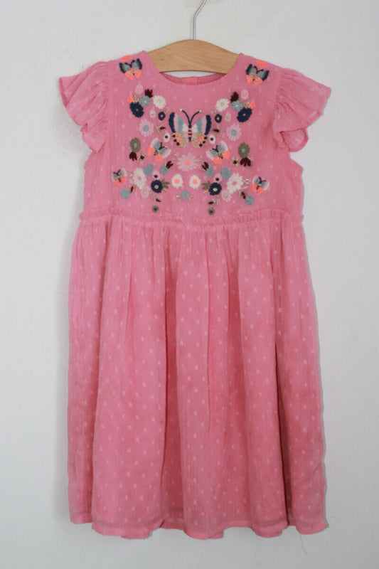 tweedehands zomerse roze jurk met geborduurde bloemen en korte volant mouwen van Marks and Spencer in maat 110 - 116