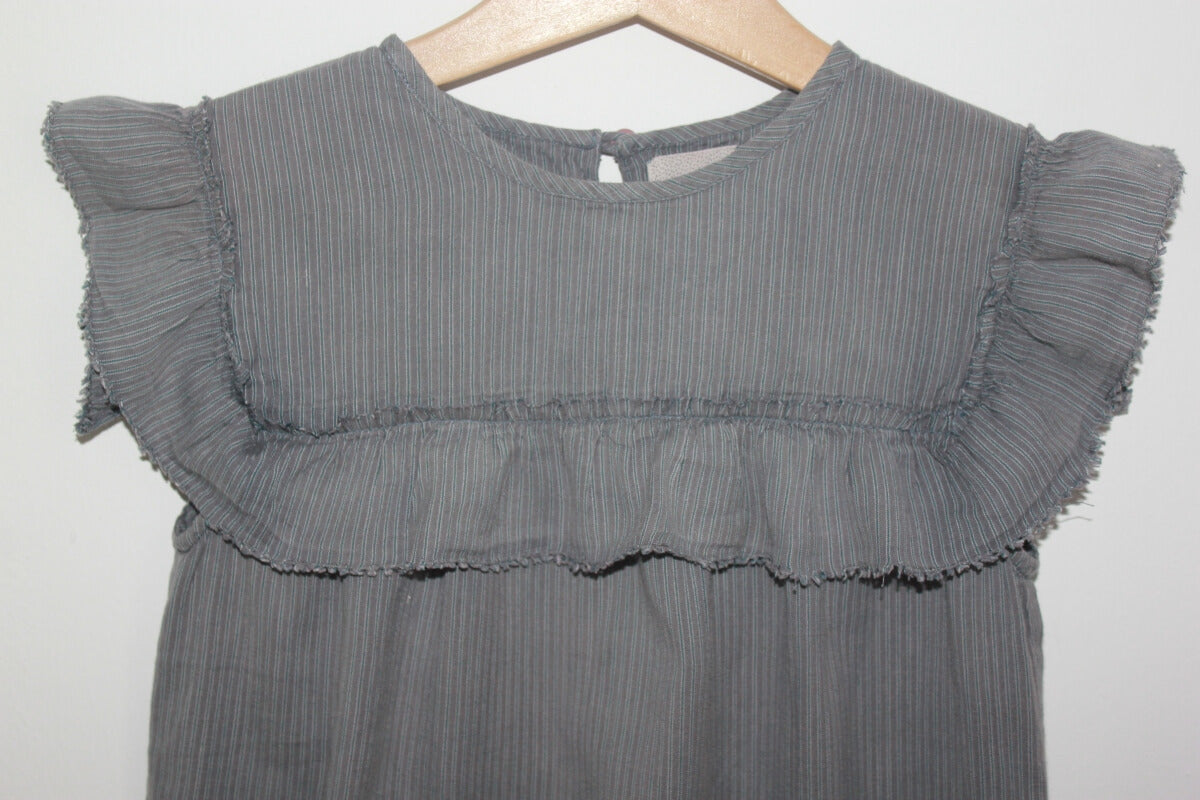 tweedehands katoenen grijze gestreepte zomerse blouse met korte mouwen en volants van Merveilles in maat 122 