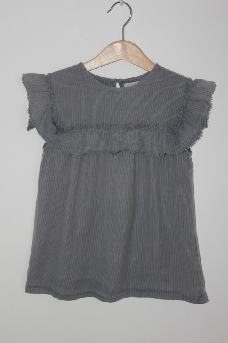 tweedehands katoenen grijze gestreepte zomerse blouse met korte mouwen en volants van Merveilles in maat 122 