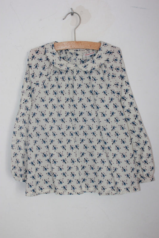 tweedehands katoenen creme en blauw gebloemde blouse met lange mouwen in maat 116 van monoprix