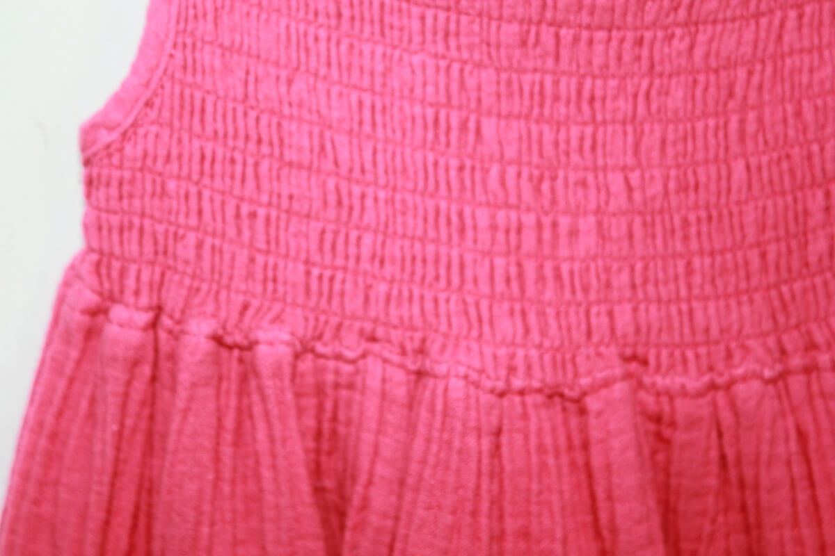 tweedehands katoenen zomerse fuchsia jurk met schouderbandjes in maat 104 van okaidi