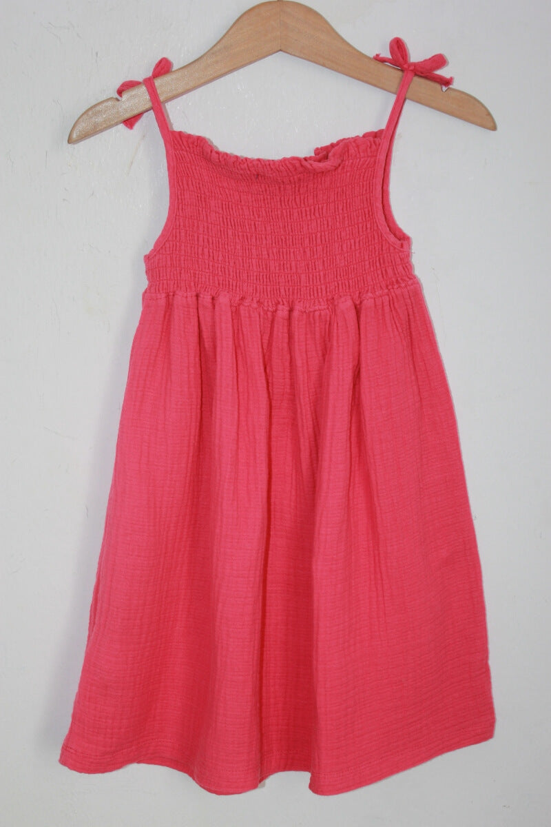 tweedehands katoenen zomerse fuchsia jurk met schouderbandjes in maat 104 van okaidi