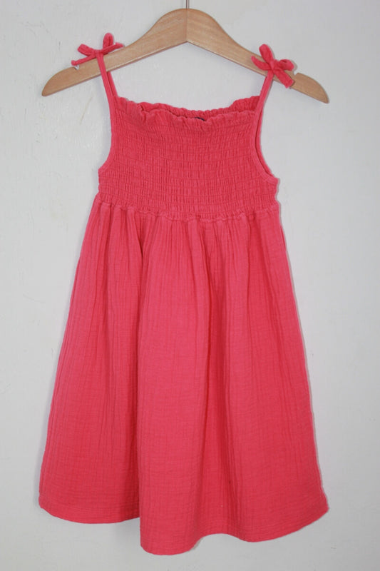 tweedehands katoenen zomerse fuchsia jurk met schouderbandjes in maat 104 van okaidi