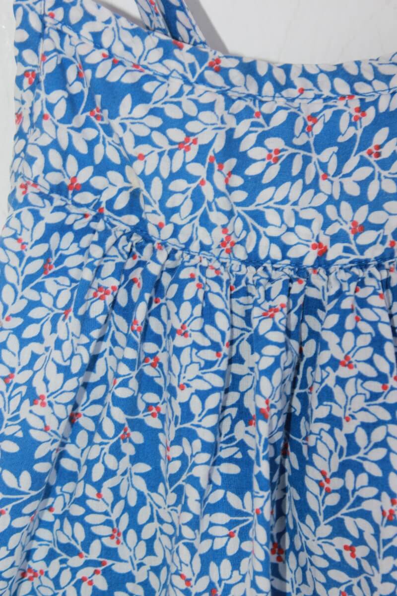 tweedehands gebloemde zomerse jurk  met schouderbandjes in blauw, rood en wit, maat 116 van okaidi