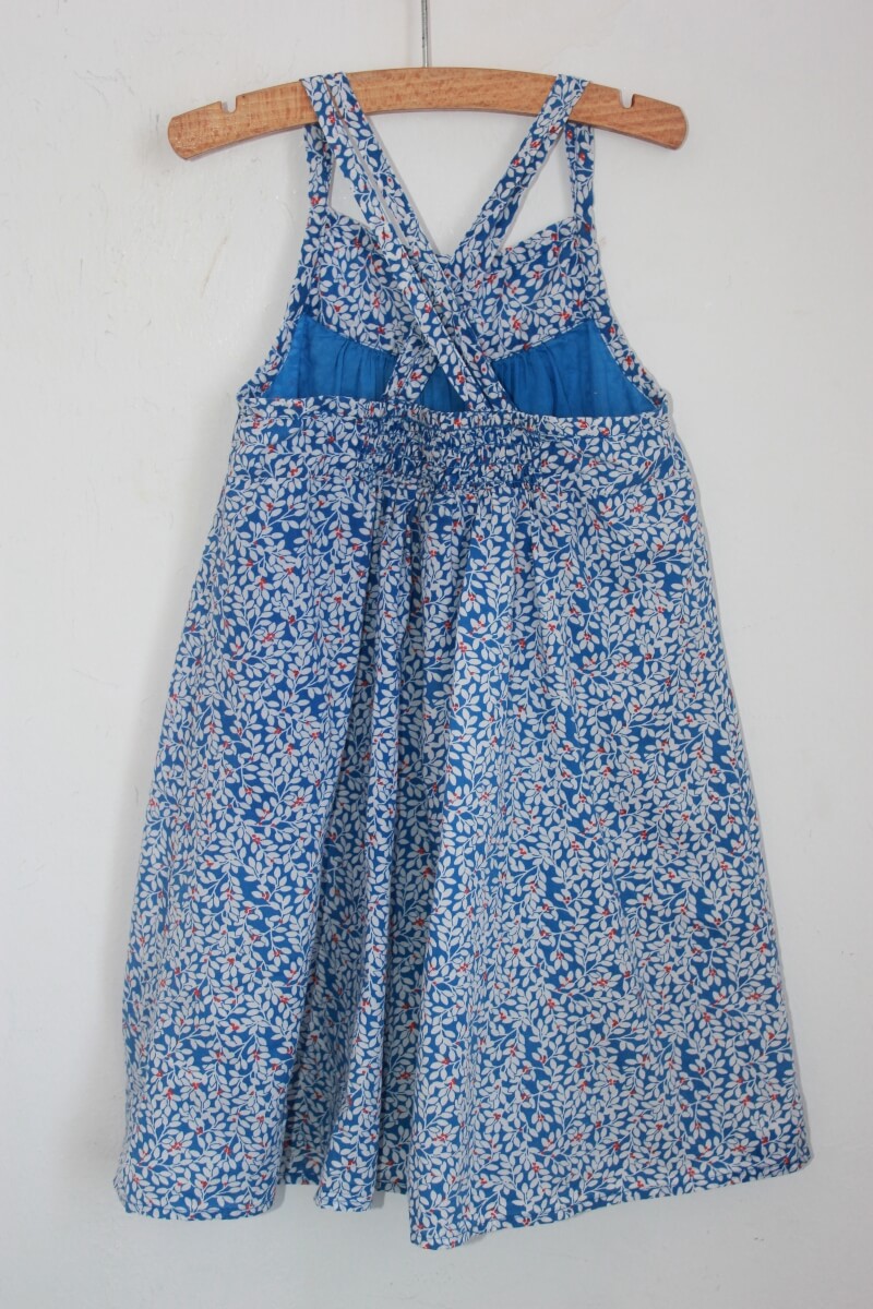 tweedehands gebloemde zomerse jurk  met schouderbandjes in blauw, rood en wit, maat 116 van okaidi