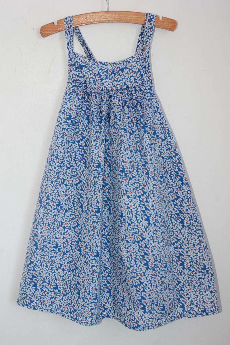 tweedehands gebloemde zomerse jurk  met schouderbandjes in blauw, rood en wit, maat 116 van okaidi