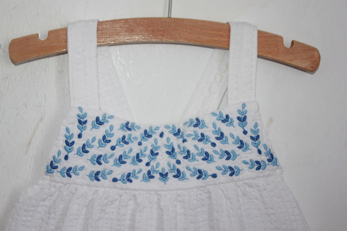 tweedehands katoenen zomerse wit met blauwe mouwloze top in maat 110 voor een meisje van okaidi