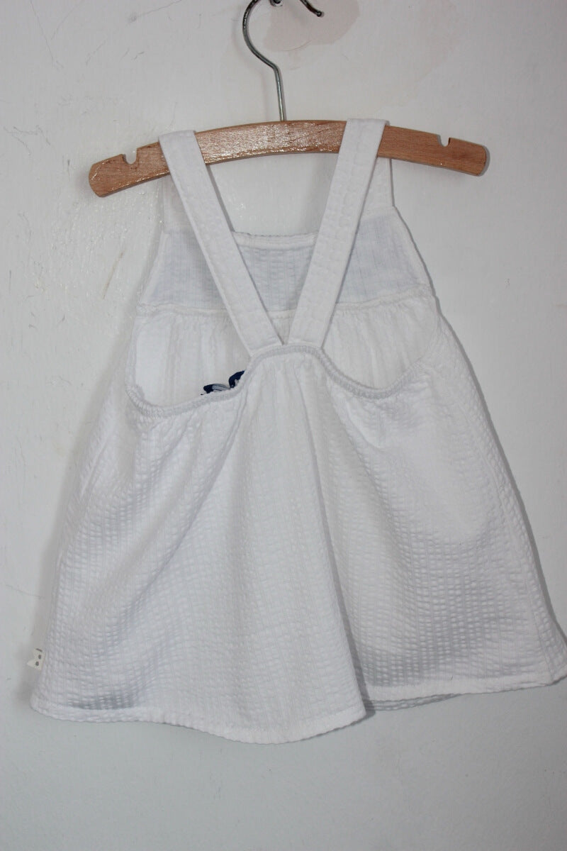 tweedehands katoenen zomerse wit met blauwe mouwloze top in maat 110 voor een meisje van okaidi