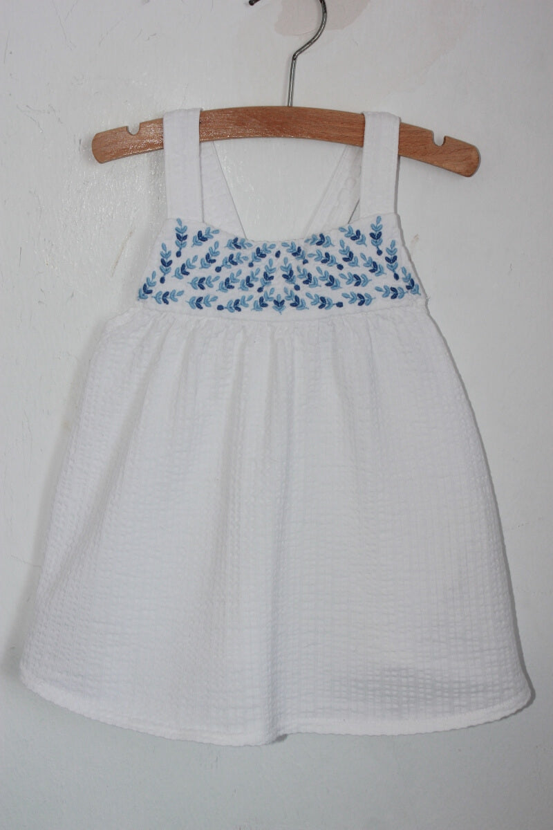 tweedehands katoenen zomerse wit met blauwe mouwloze top in maat 110 voor een meisje van okaidi