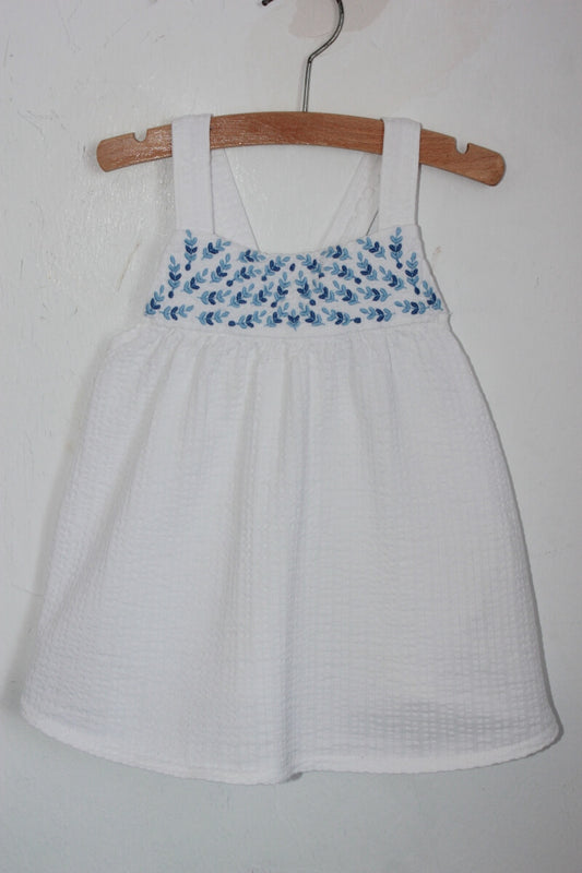 tweedehands katoenen zomerse wit met blauwe mouwloze top in maat 110 voor een meisje van okaidi