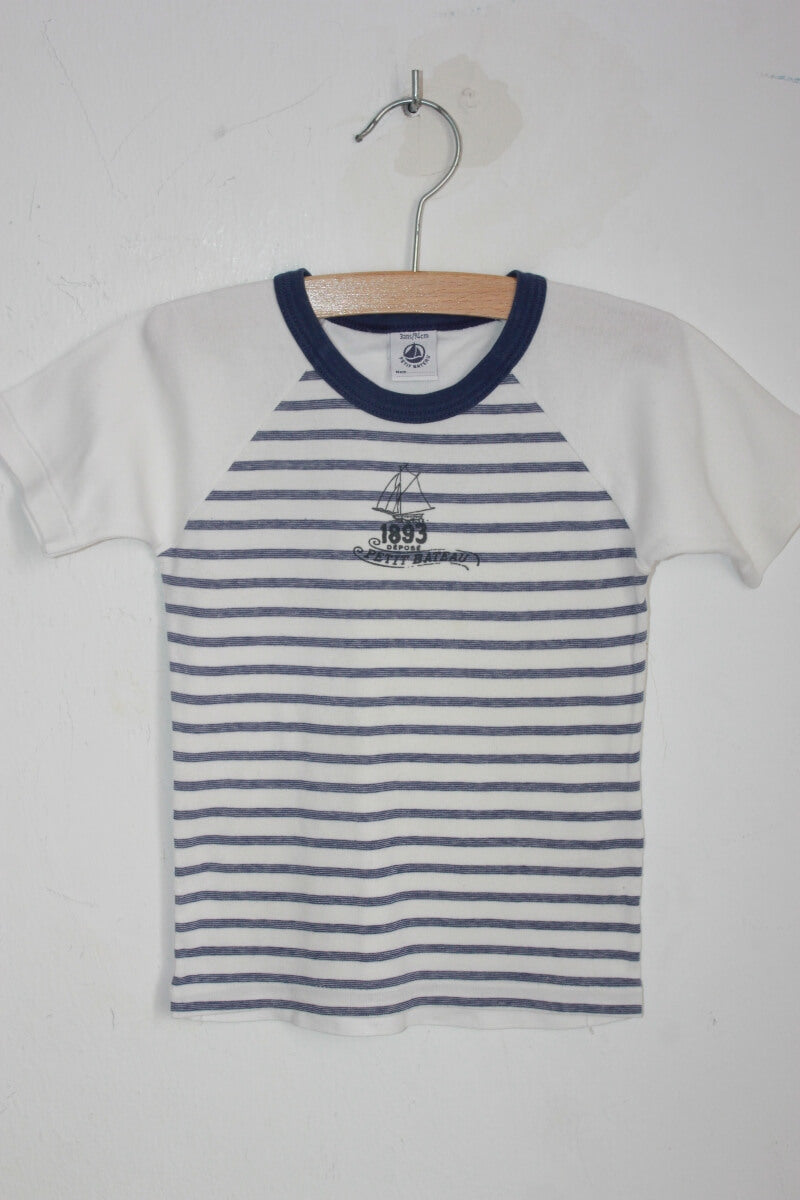 tweedehands katoenen wit en blauw gestreept shirtje met korte mouwen in maat 92 voor een jongen van Petit Bateau